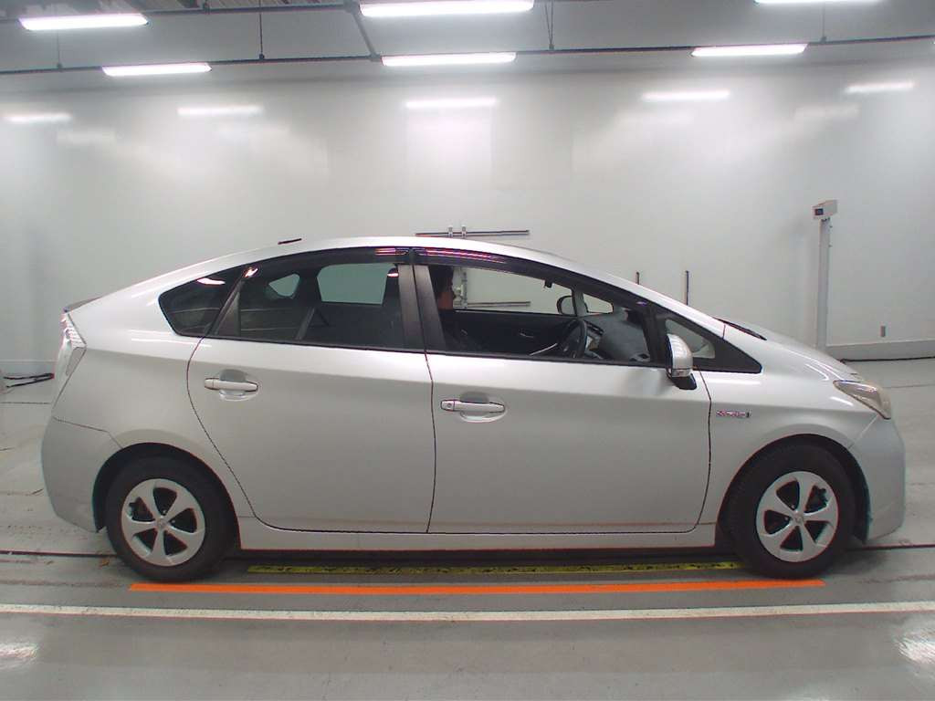 2013 Toyota Prius ZVW30[2]