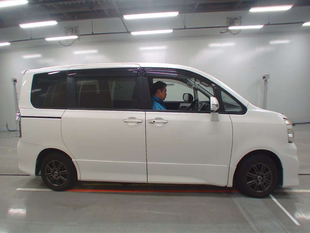 2010 Toyota Voxy ZRR70W[2]