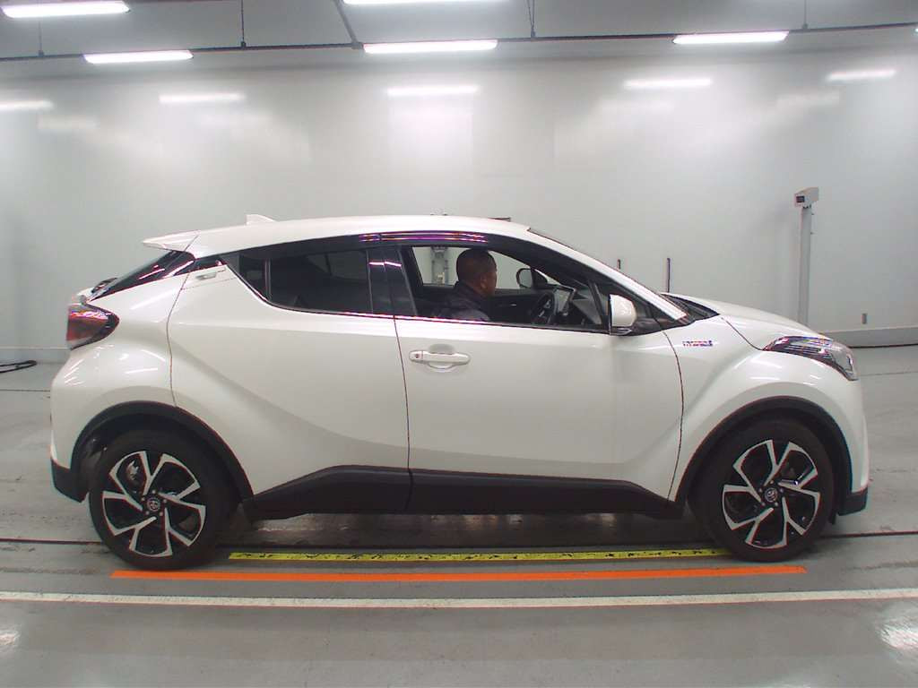 2017 Toyota C-HR ZYX10[2]