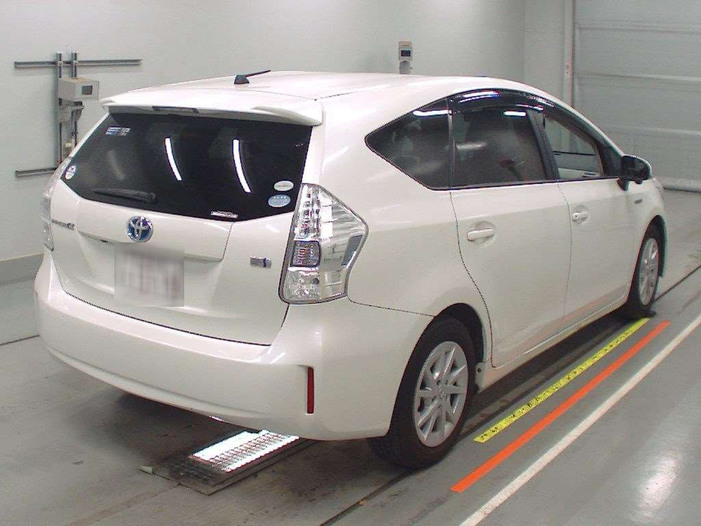 2011 Toyota Prius alpha ZVW41W[1]