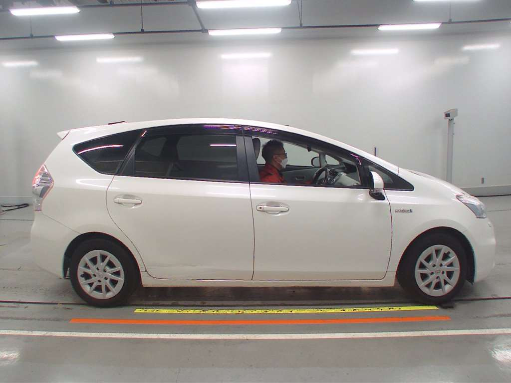 2011 Toyota Prius alpha ZVW41W[2]