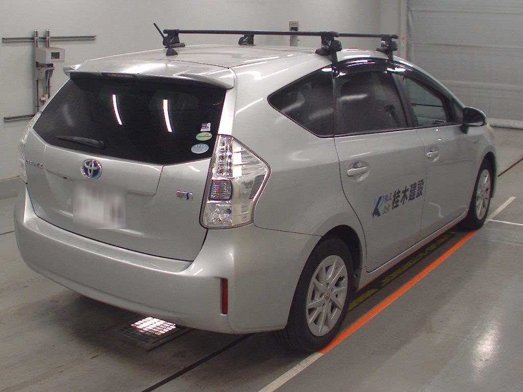 2013 Toyota Prius alpha ZVW41W[1]