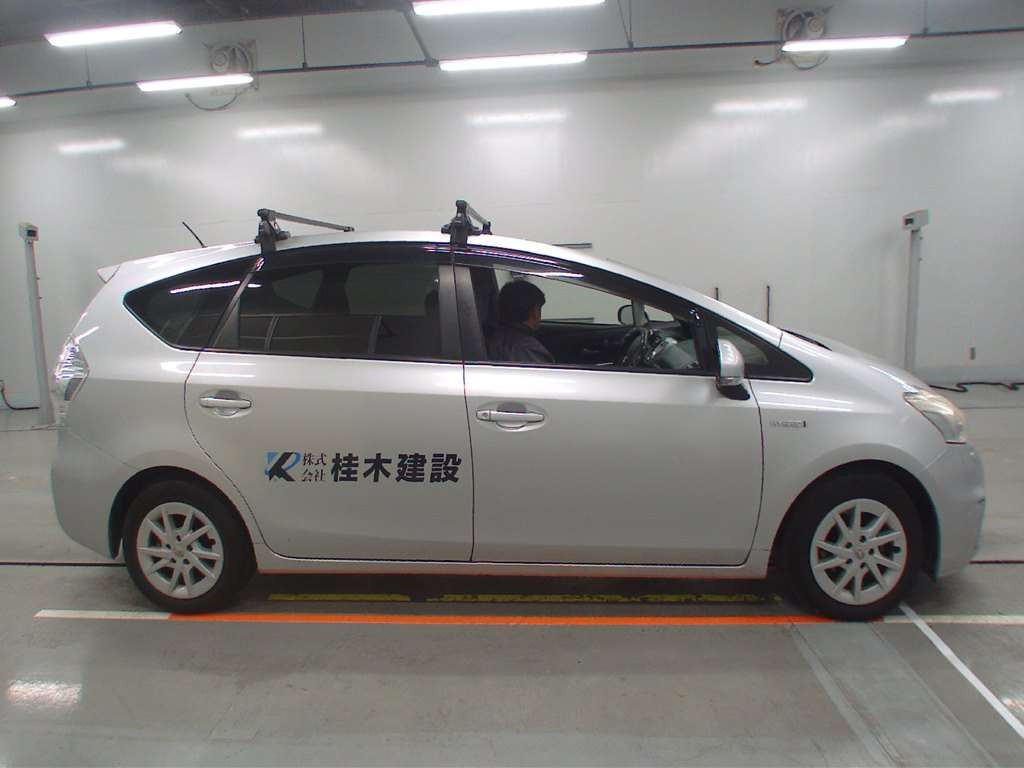 2013 Toyota Prius alpha ZVW41W[2]