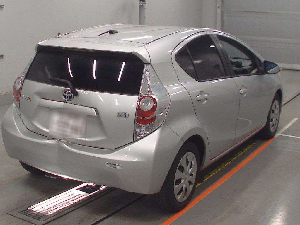 2012 Toyota Aqua NHP10[1]