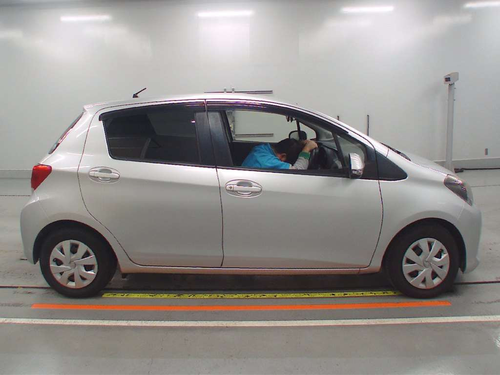 2015 Toyota Vitz NSP130[2]