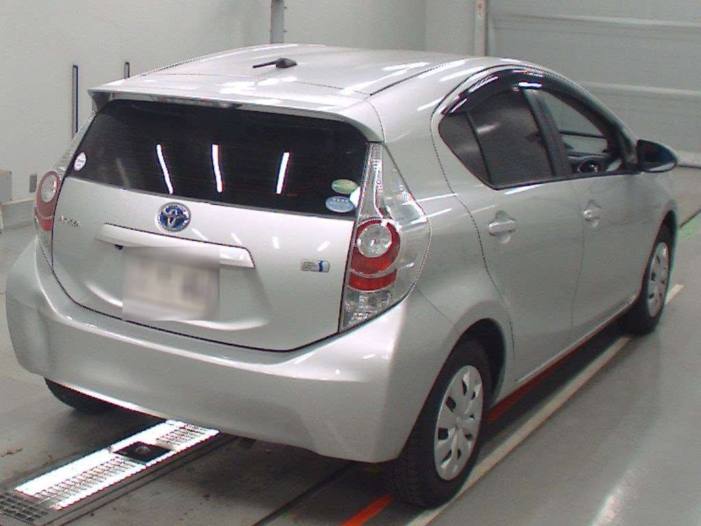 2013 Toyota Aqua NHP10[1]