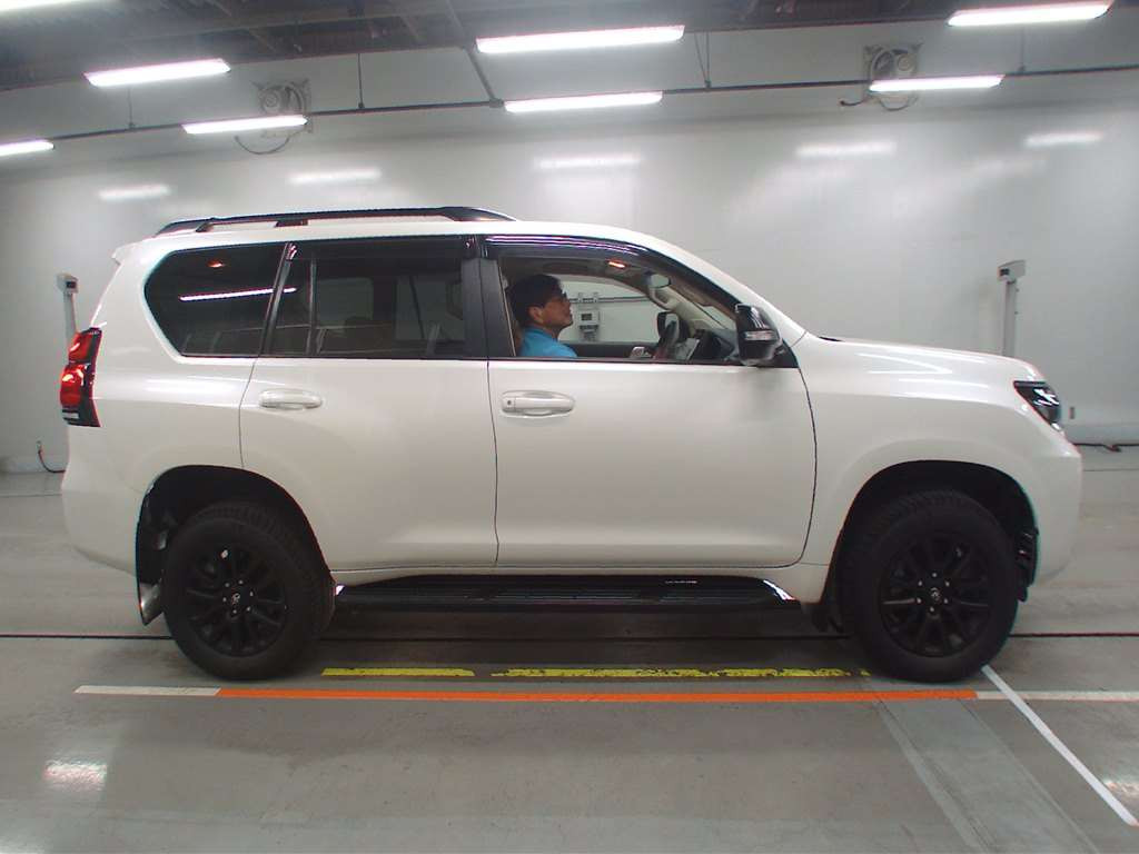 2022 Toyota Land Cruiser Prado TRJ150W[2]