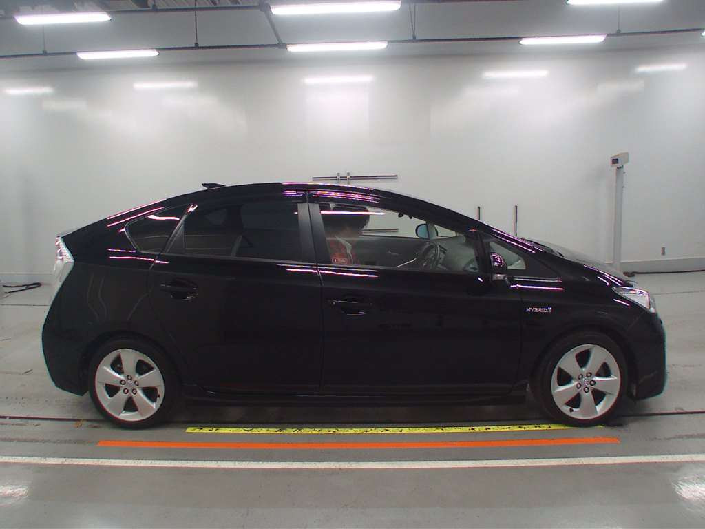 2013 Toyota Prius ZVW30[2]