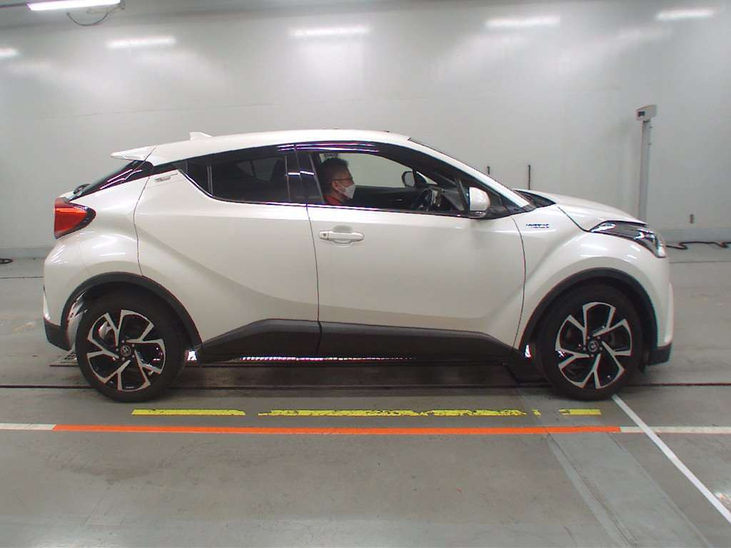 2017 Toyota C-HR ZYX10[2]