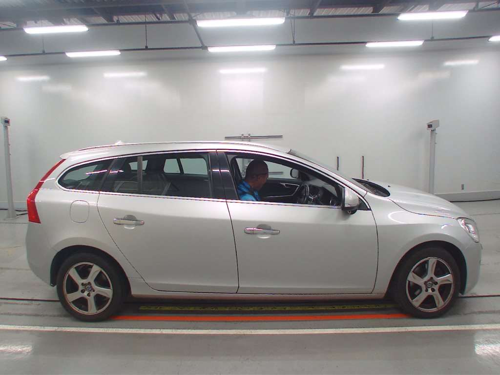 2011 Volvo V60 FB4164T[2]