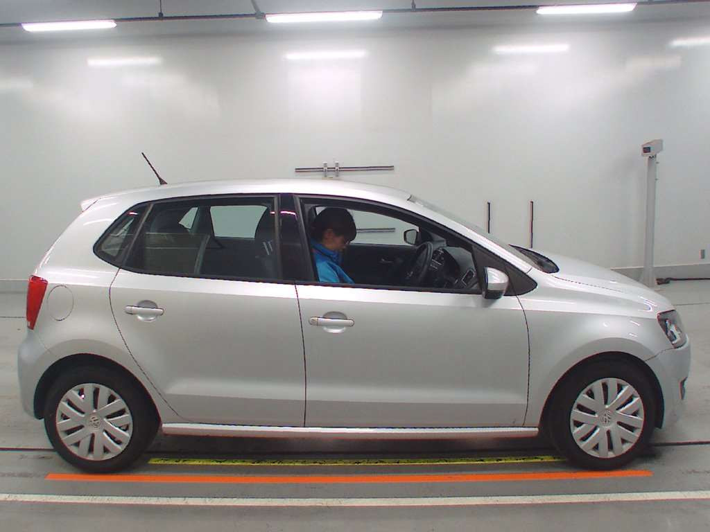 2010 Volkswagen Polo 6RCBZ[2]