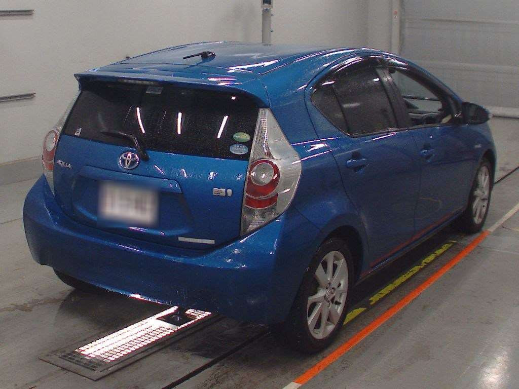 2013 Toyota Aqua NHP10[1]