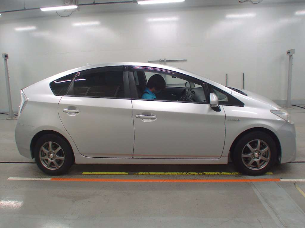 2010 Toyota Prius ZVW30[2]