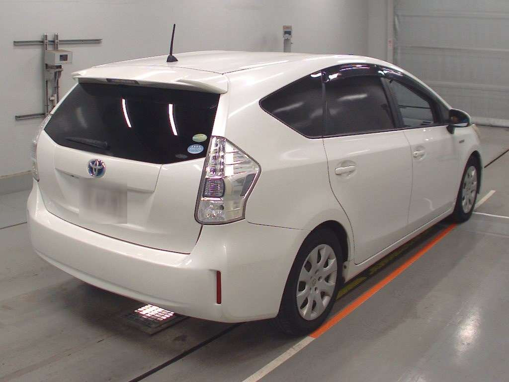 2013 Toyota Prius alpha ZVW41W[1]