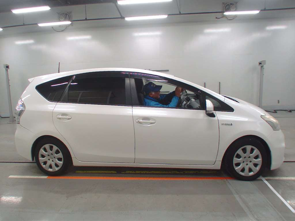 2013 Toyota Prius alpha ZVW41W[2]