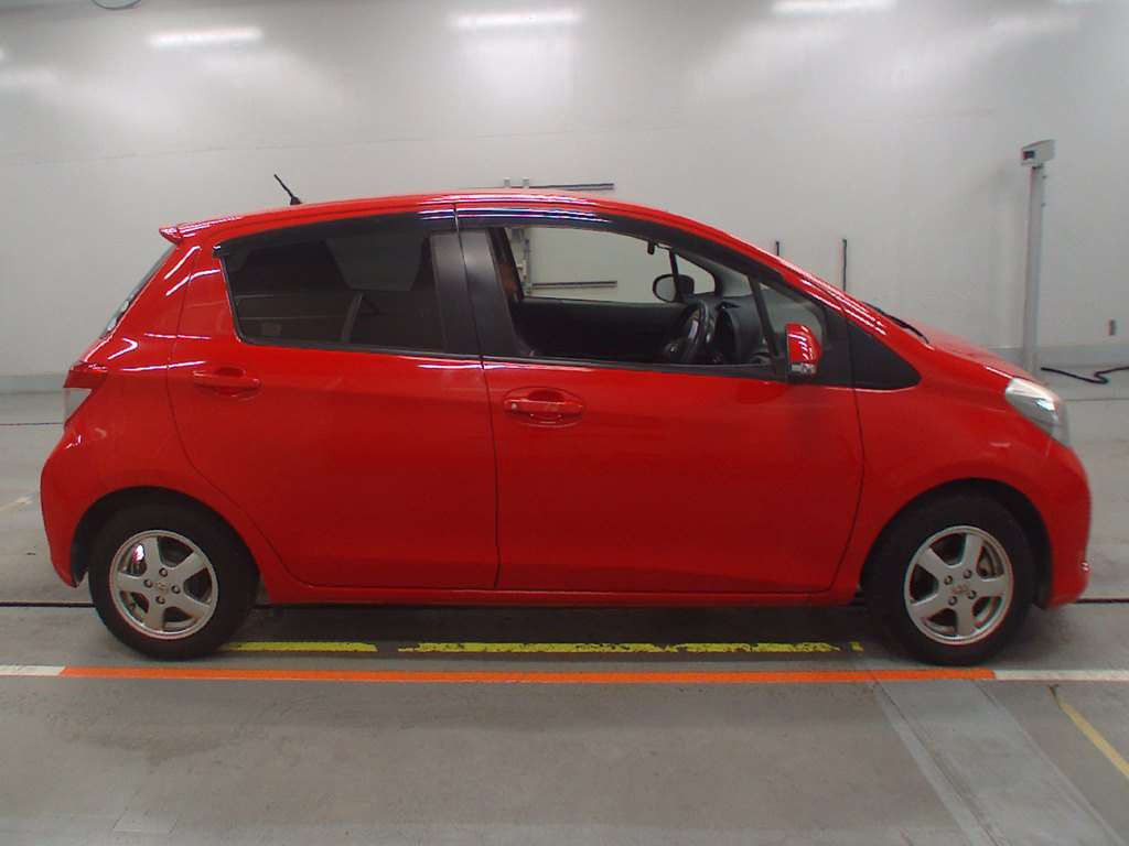 2014 Toyota Vitz NSP130[2]