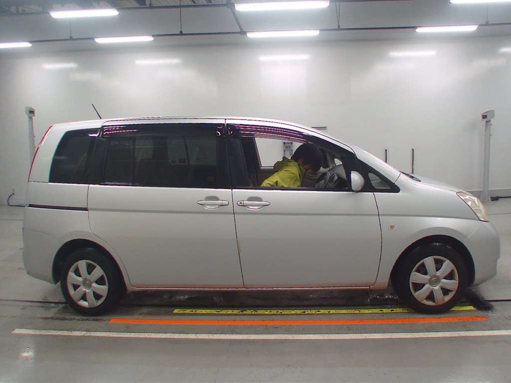 2006 Toyota Isis ZNM10G[2]