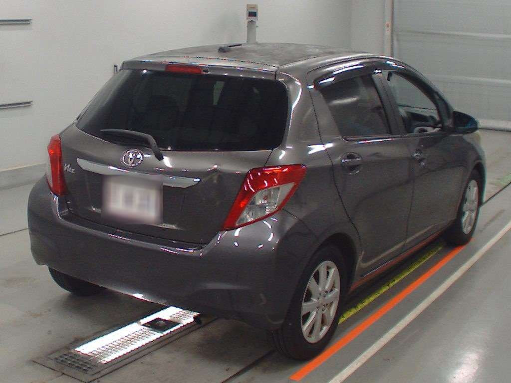 2011 Toyota Vitz NSP130[1]