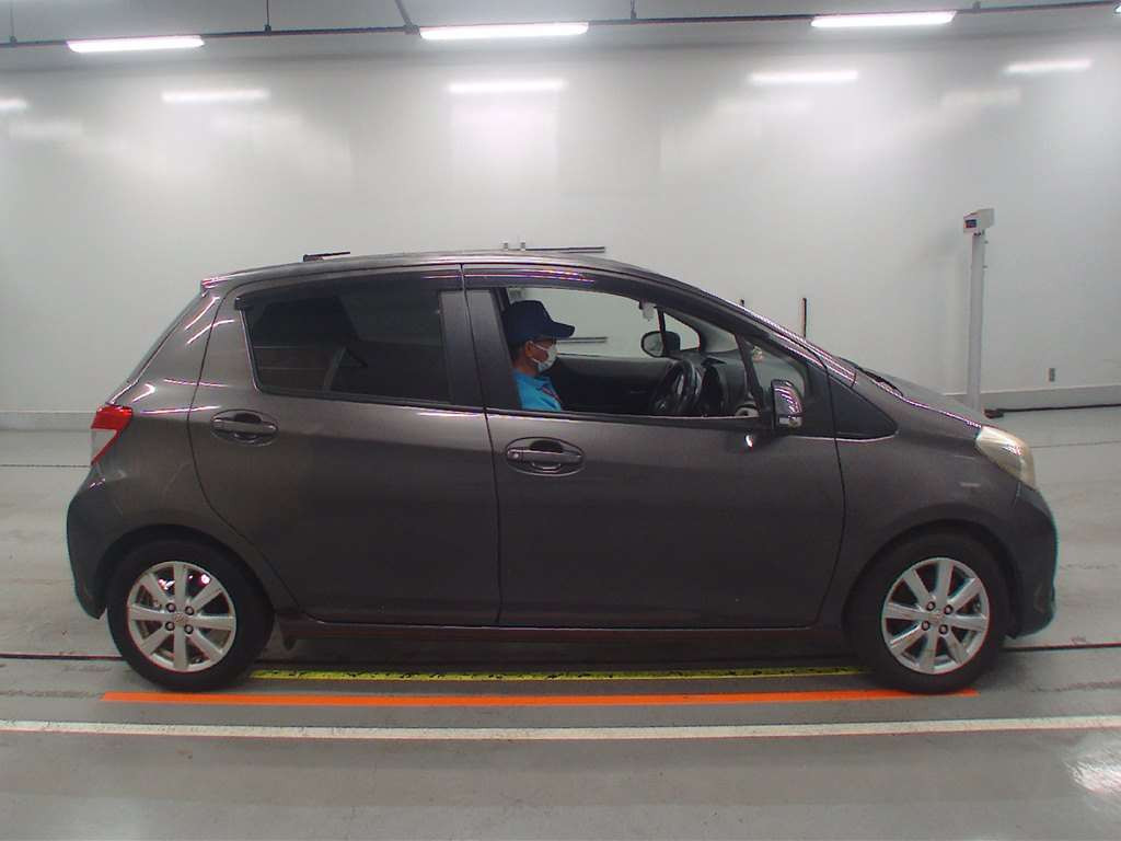 2011 Toyota Vitz NSP130[2]