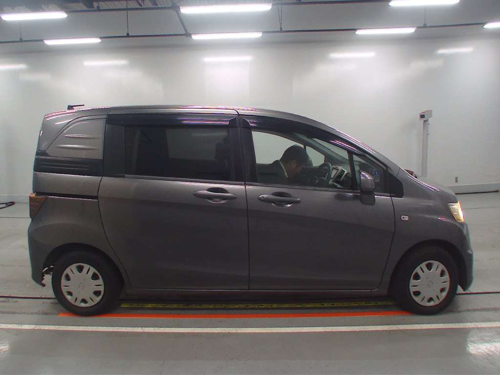 2011 Honda Freed Spike GB3[2]