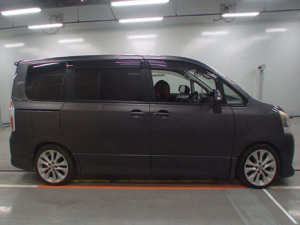 2009 Toyota Noah ZRR70W[2]