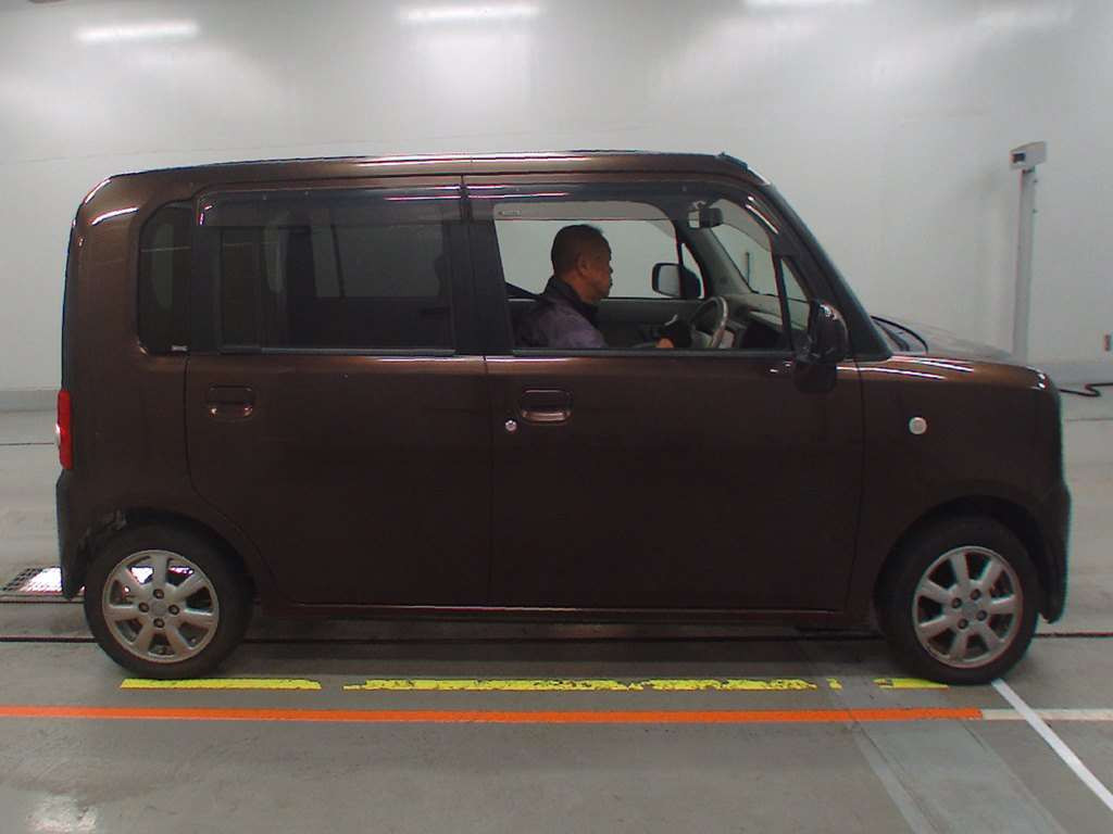 2010 Daihatsu Move Conte L575S[2]