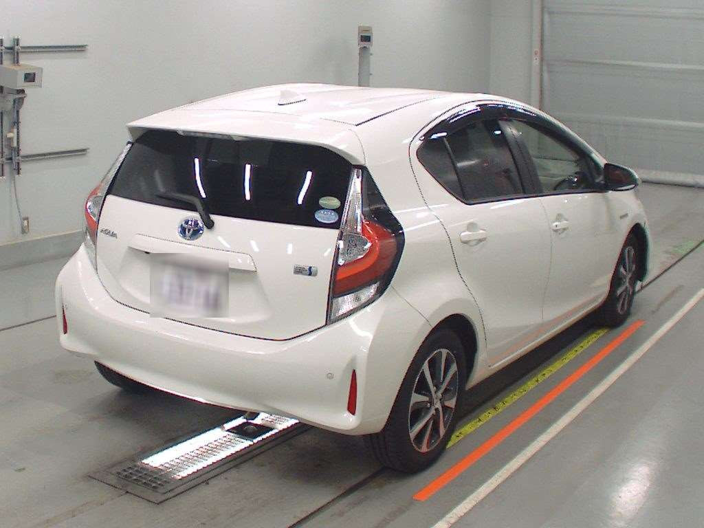 2017 Toyota Aqua NHP10[1]