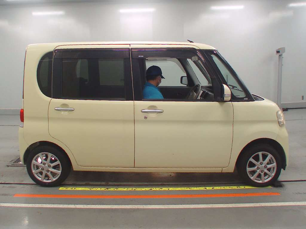 2011 Daihatsu Tanto L375S[2]