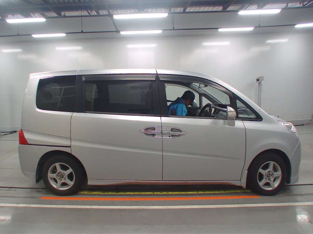 2009 Honda Step WGN RG1[2]