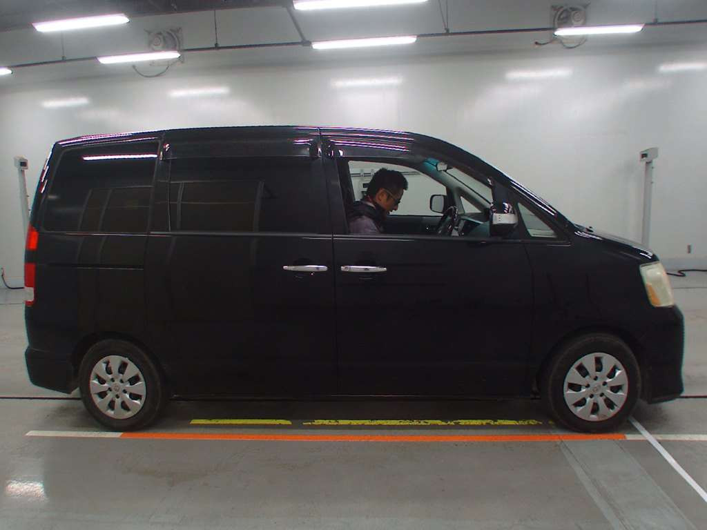 2006 Toyota Noah AZR60G[2]