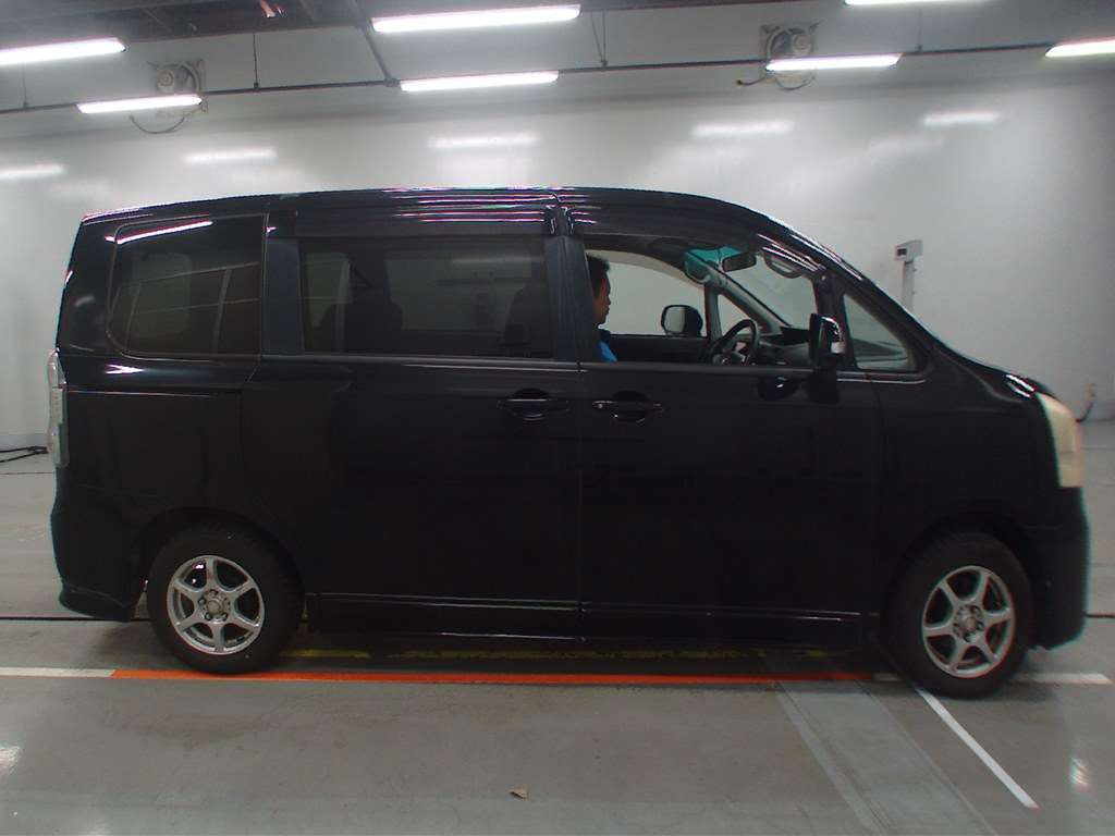 2007 Toyota Noah ZRR70G[2]