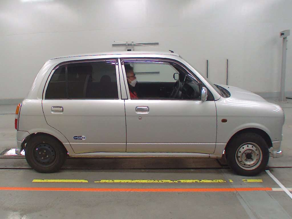 2002 Daihatsu Miragino L700S[2]