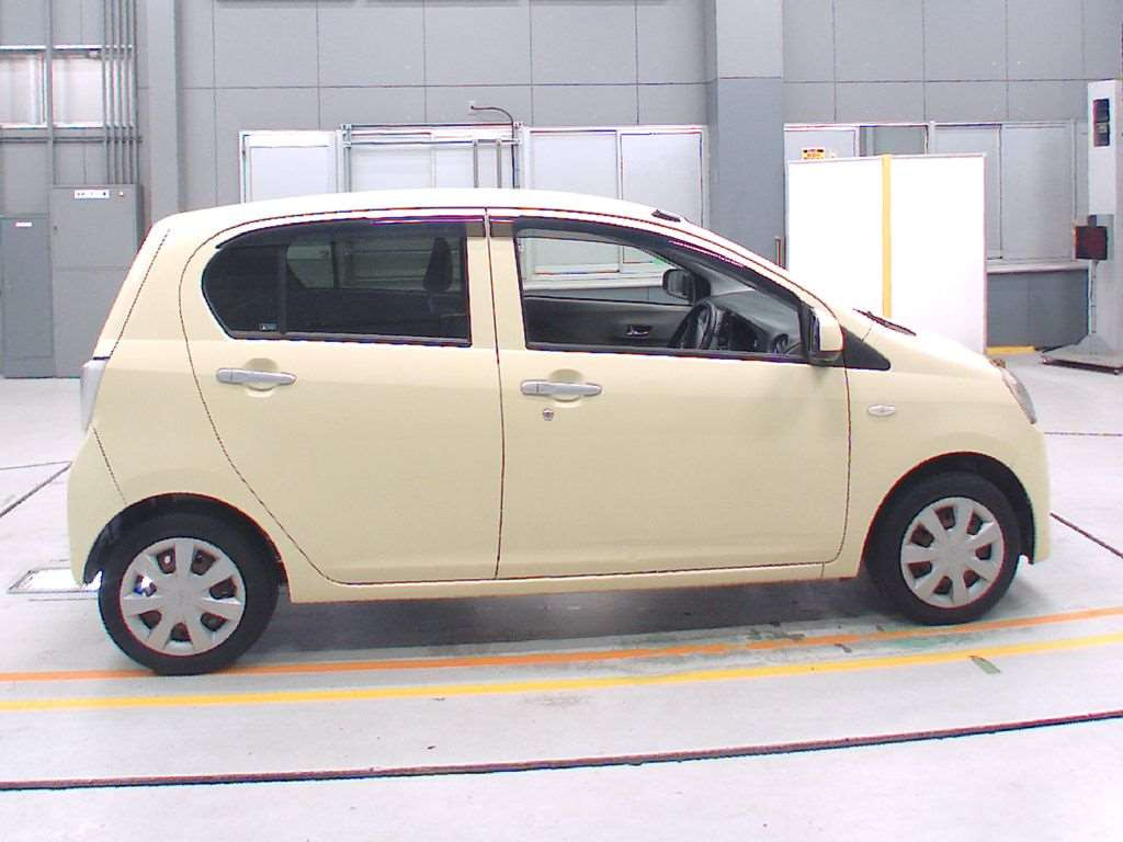 2011 Daihatsu Mira es LA300S[2]