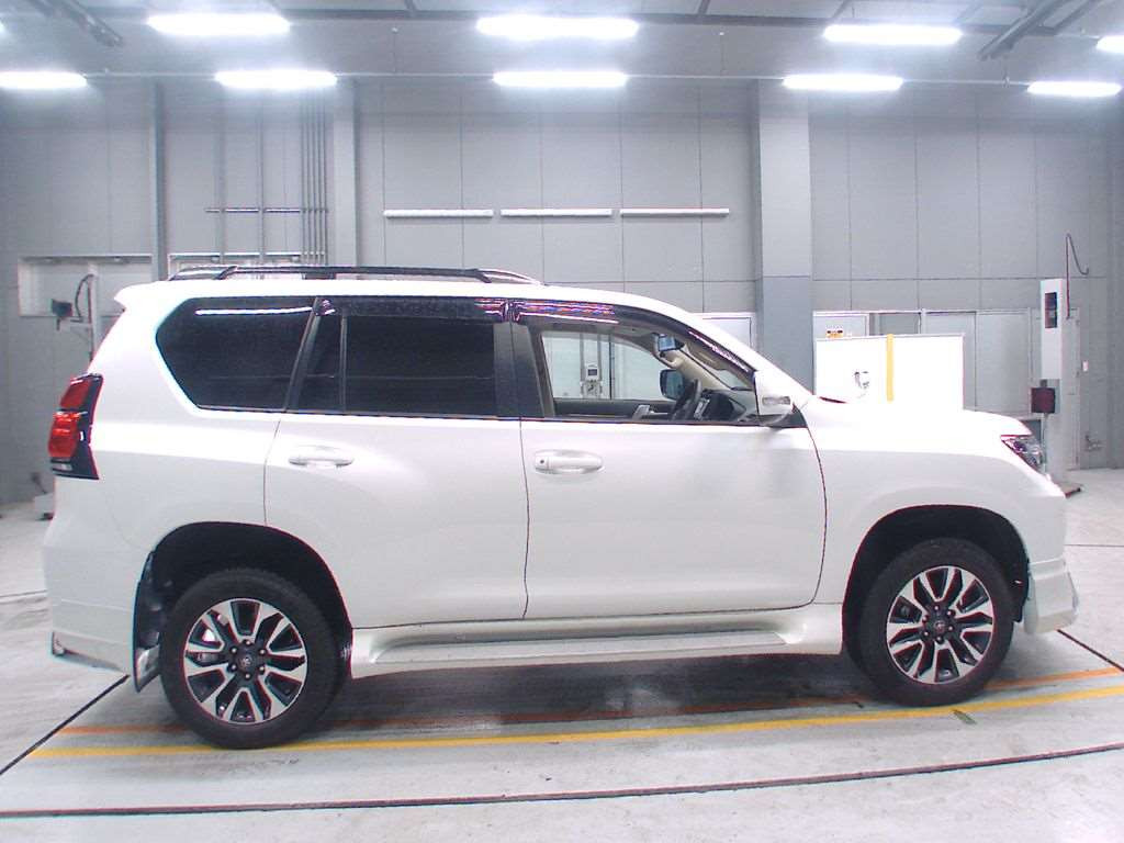 2020 Toyota Land Cruiser Prado TRJ150W[2]