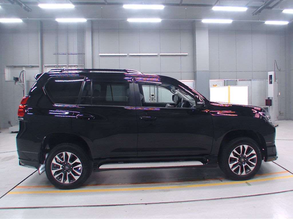 2022 Toyota Land Cruiser Prado TRJ150W[2]