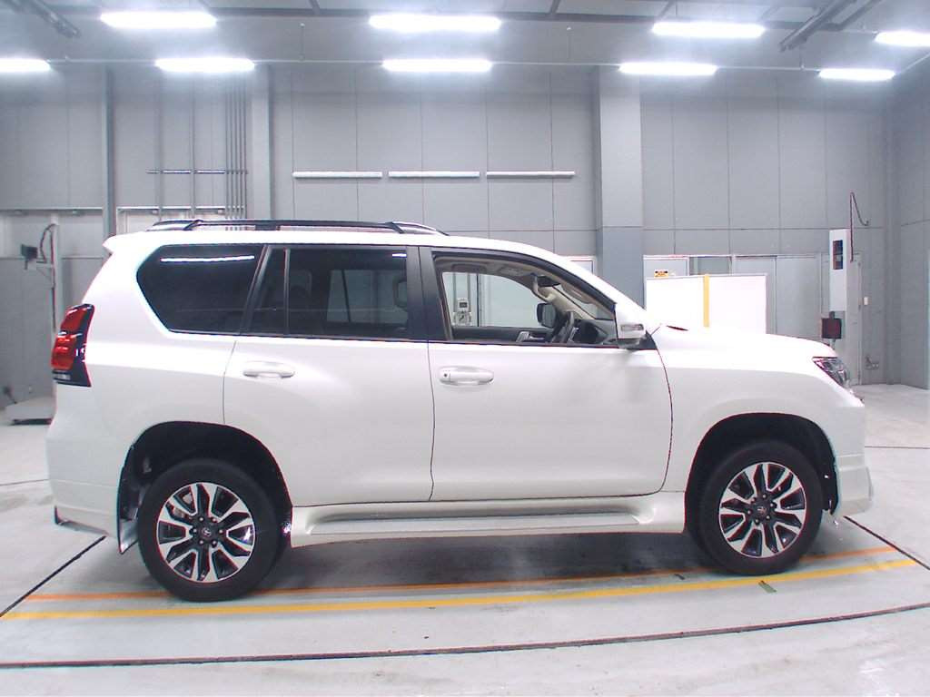 2022 Toyota Land Cruiser Prado TRJ150W[2]