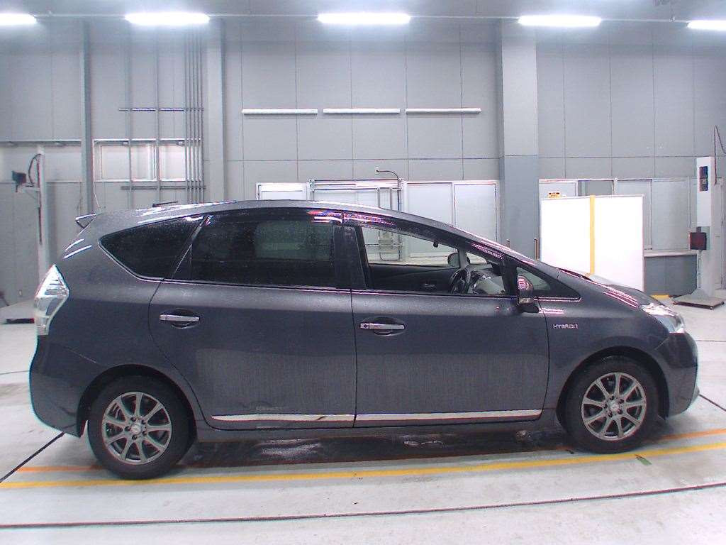 2014 Toyota Prius alpha ZVW41W[2]