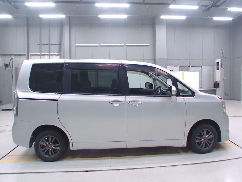 2009 Toyota Voxy ZRR70G[2]