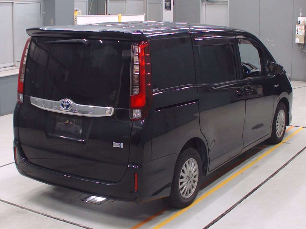 2014 Toyota Noah ZWR80G[1]