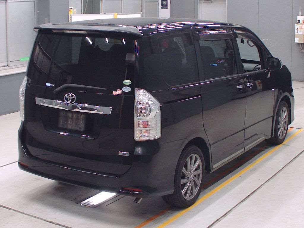 2013 Toyota Voxy ZRR70W[1]