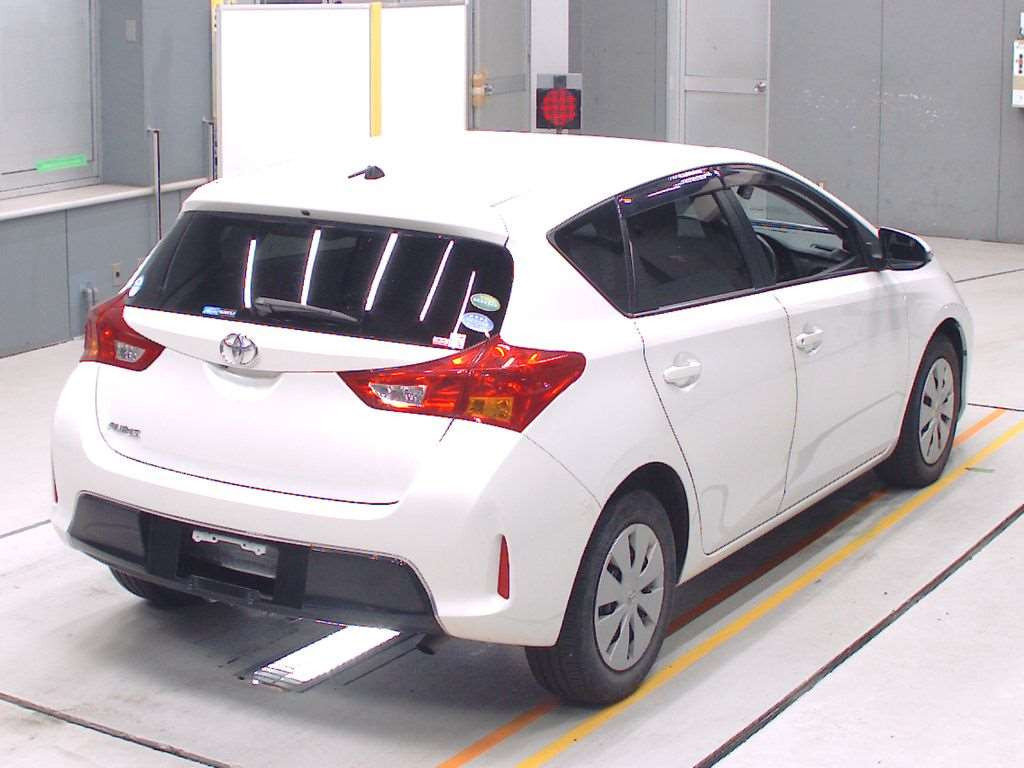 2013 Toyota Auris NZE181H[1]