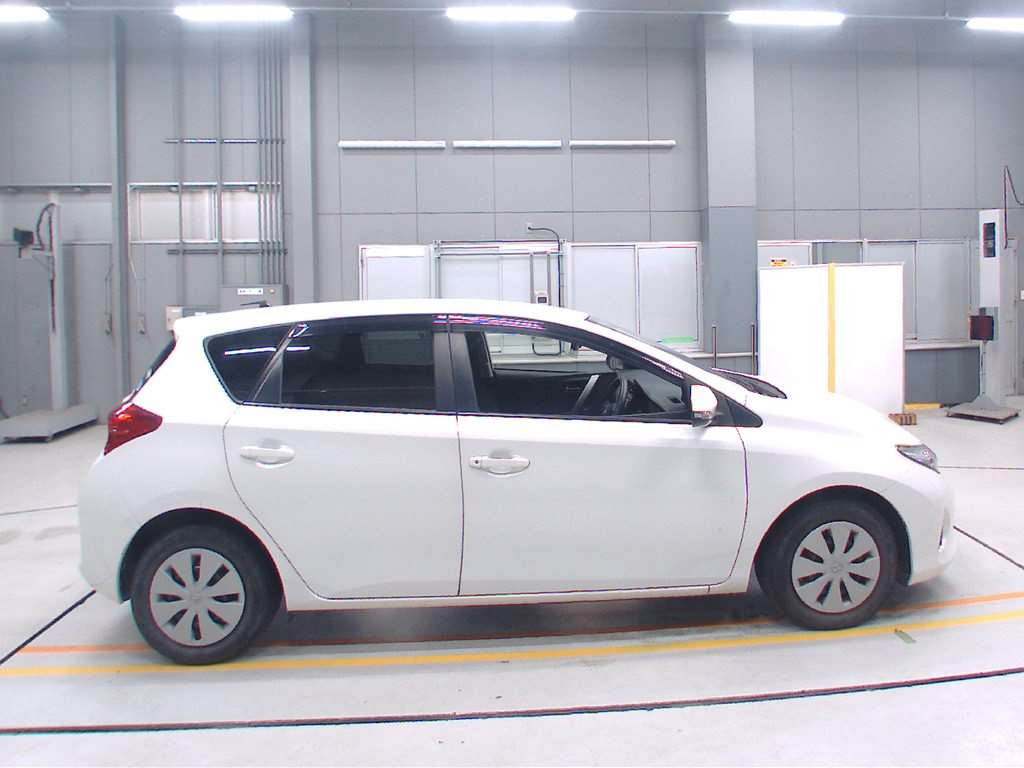 2013 Toyota Auris NZE181H[2]