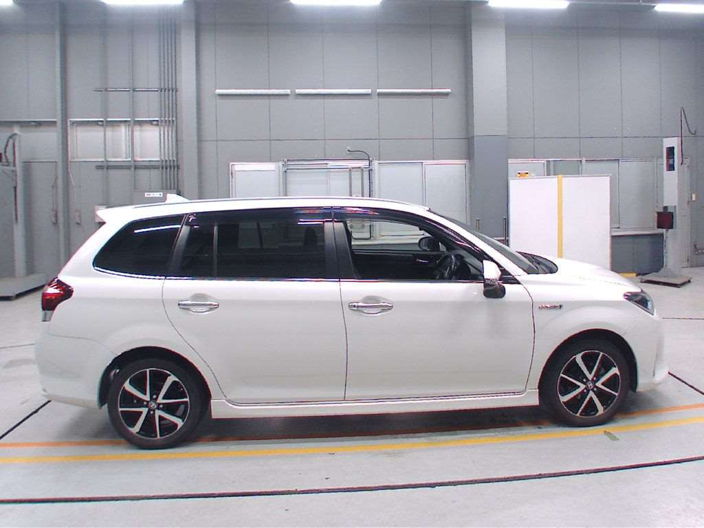 2018 Toyota Corolla Fielder NKE165G[2]