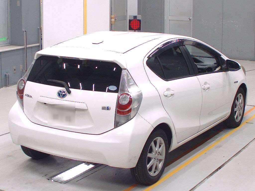 2012 Toyota Aqua NHP10[1]