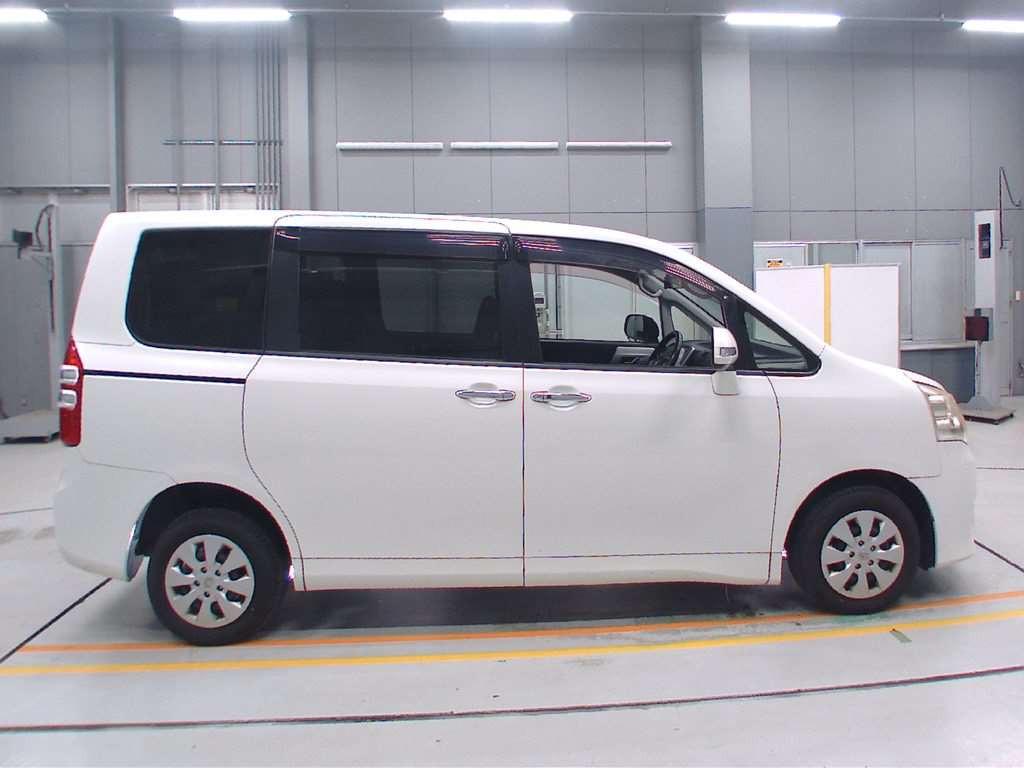 2012 Toyota Noah ZRR75G[2]