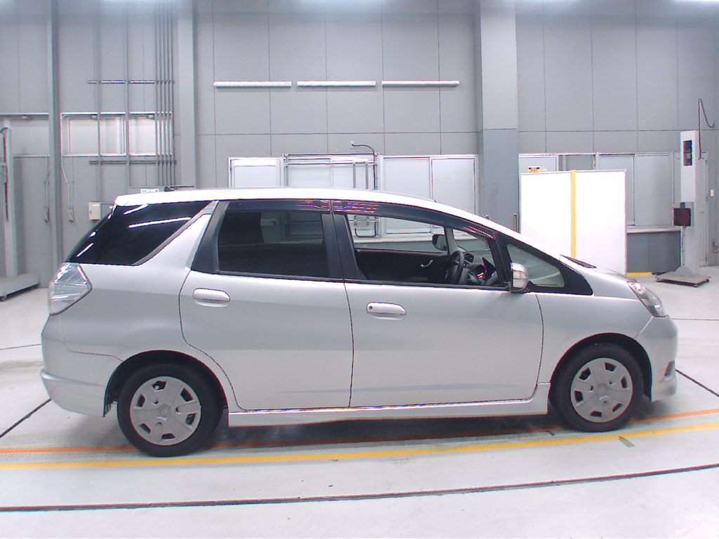 2011 Honda Fit Shuttle Hybrid GP2[2]