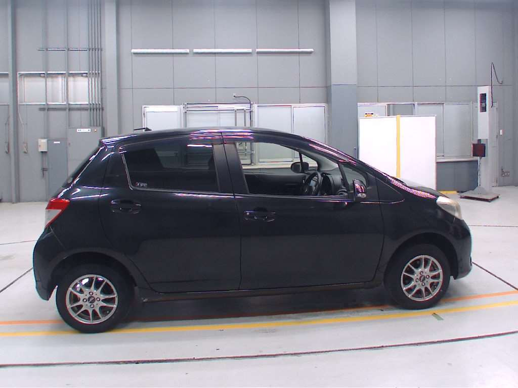 2012 Toyota Vitz NSP135[2]