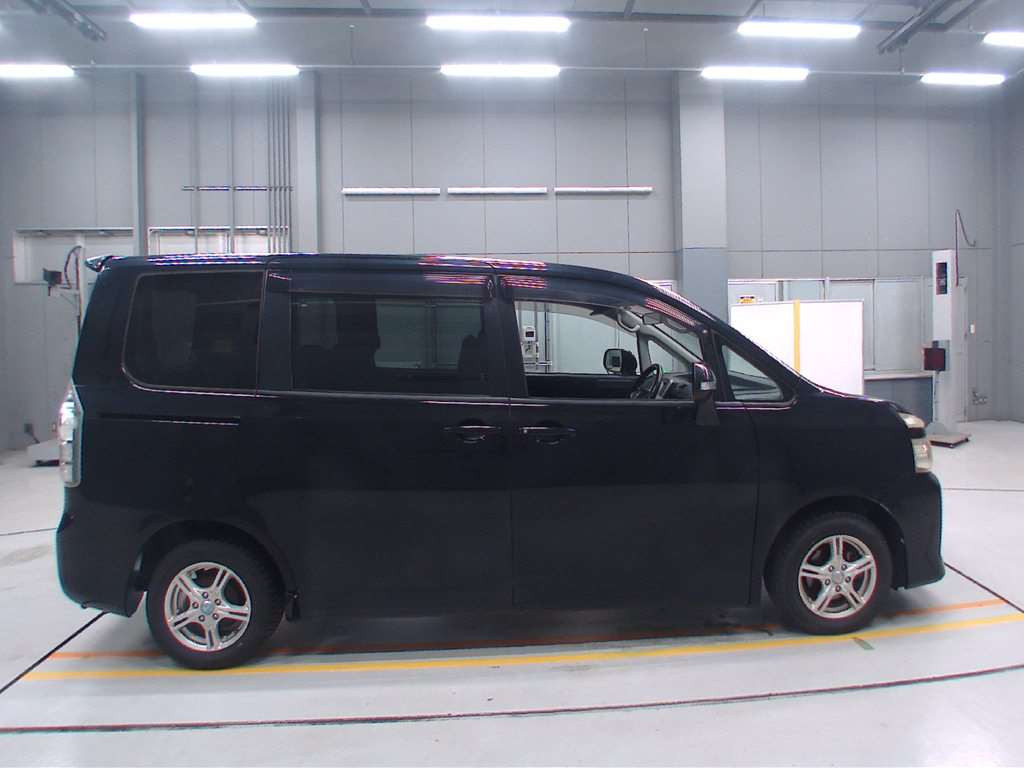 2010 Toyota Voxy ZRR70G[2]