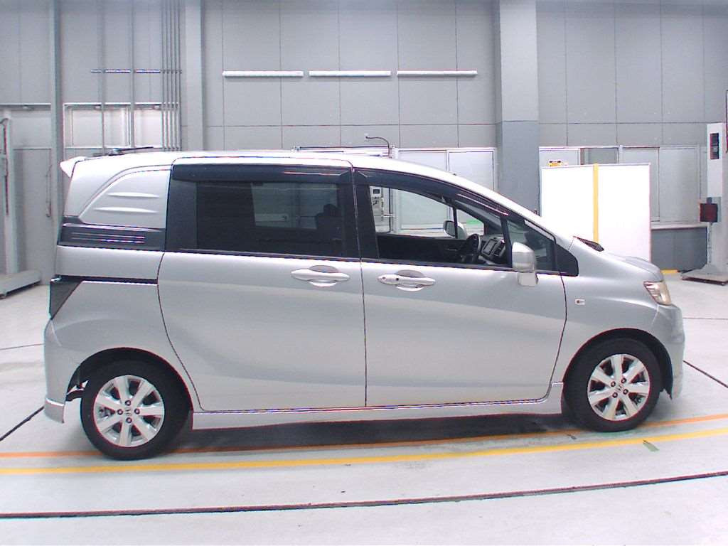 2010 Honda Freed Spike GB3[2]