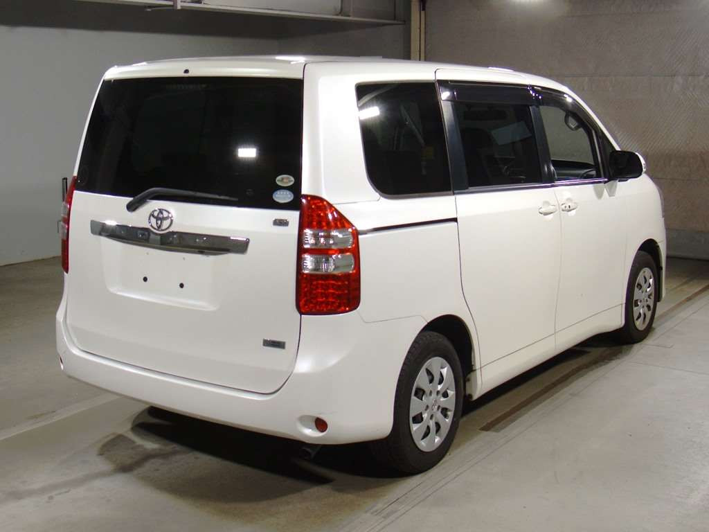 2013 Toyota Noah ZRR70G[1]